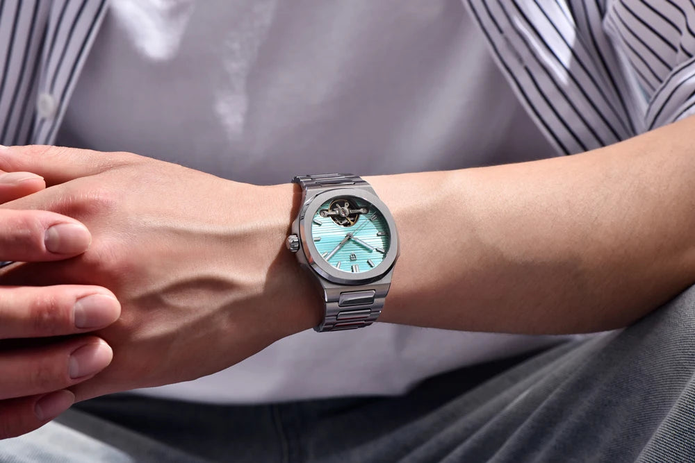 Pagani Design Semi Skeleton — Reloj automático con rotor visible y zafiro AR