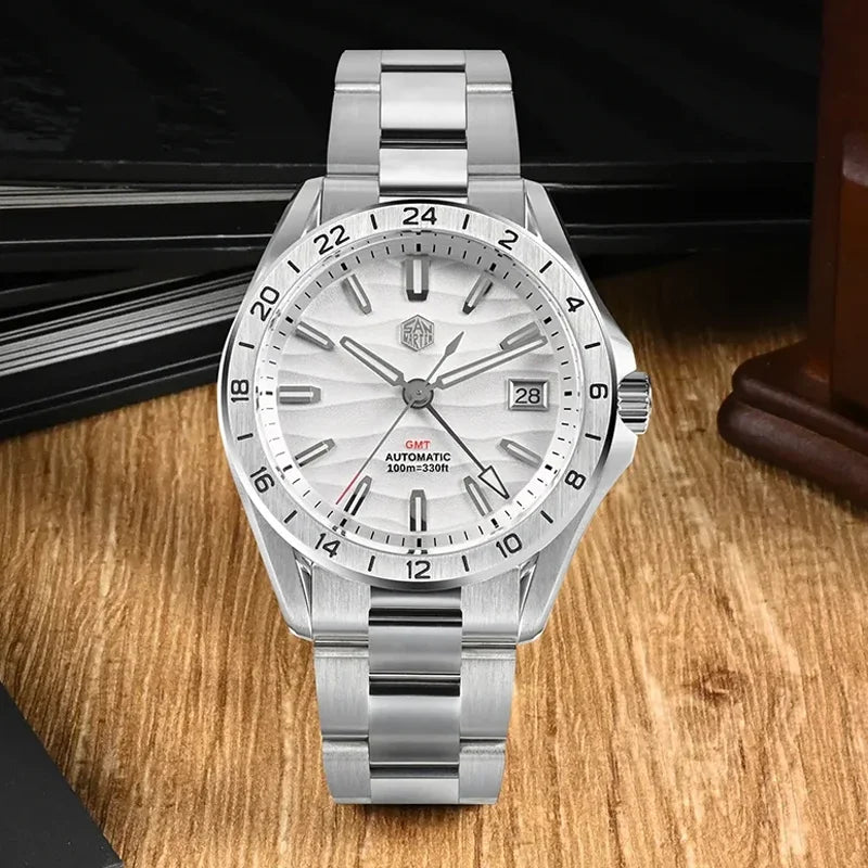San Martin SN0129-G GMT — Reloj con esfera textura desierto y NH34 (39 mm)